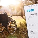 Ein Kalenderblatt und ein Rollstuhl stehen als Symbol für Kurzzeitmiete vs. Langzeitmiete