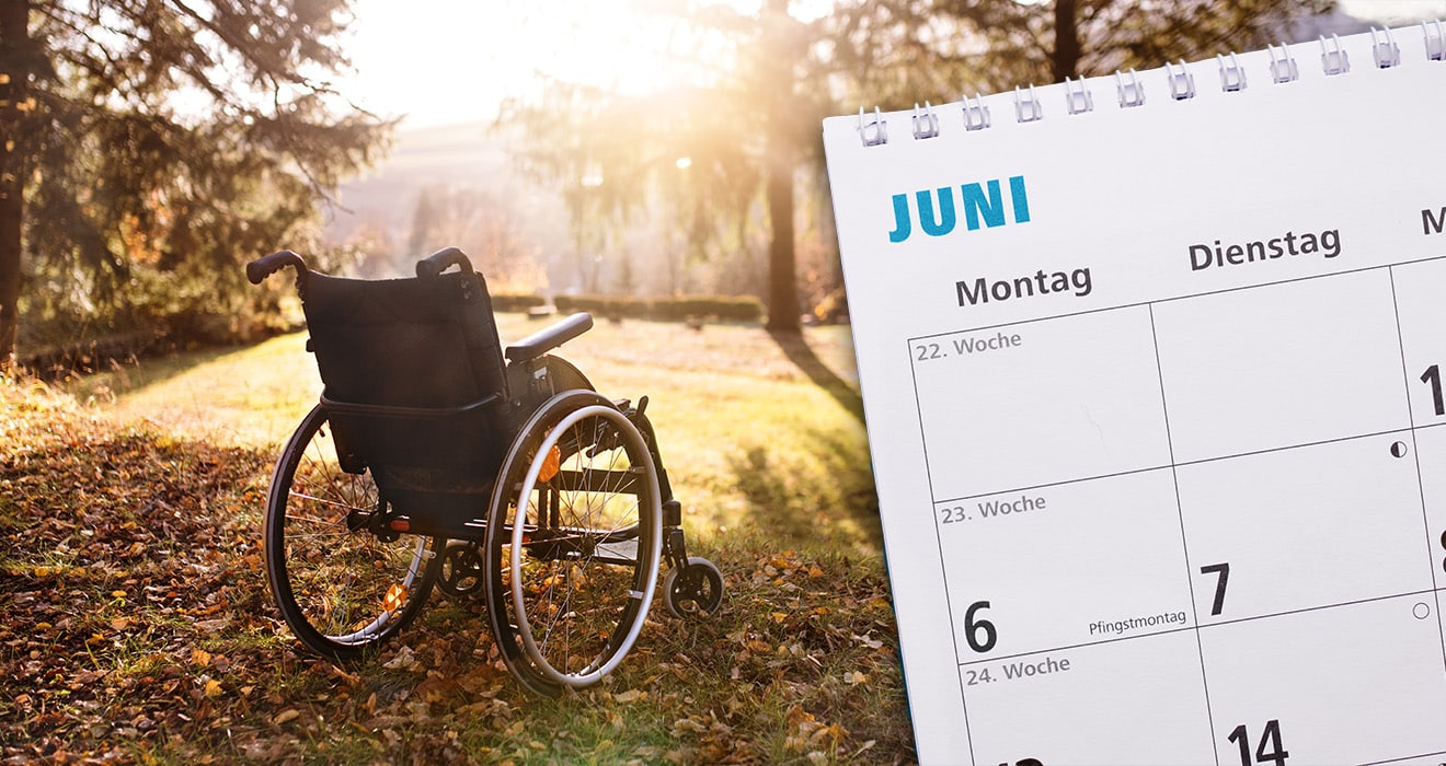 Ein Kalenderblatt und ein Rollstuhl stehen als Symbol für Kurzzeitmiete vs. Langzeitmiete
